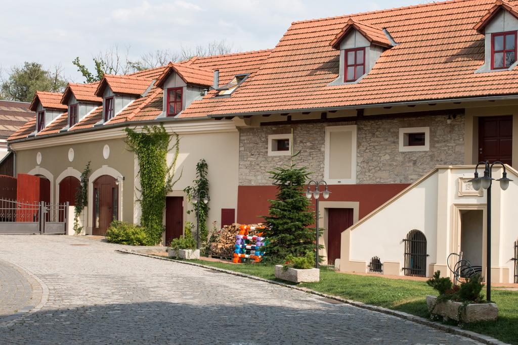 Dvur Hoffmeister Velké Číčovice